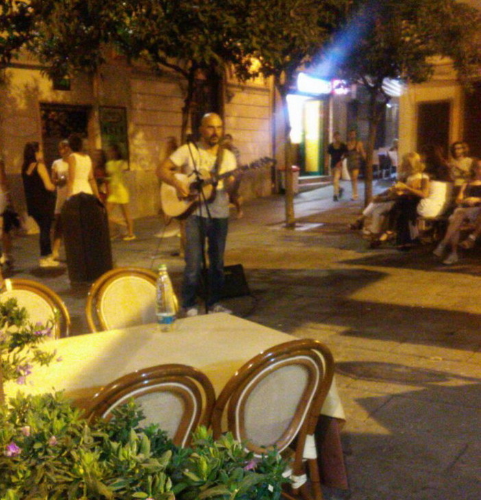 Sanremo: prosegue il 'tour' cittadino del cantautore Amedeo Grisi, ieri sera ha suonato in piazza Bresca