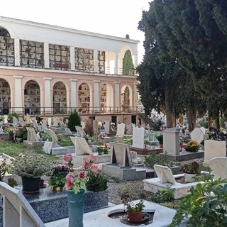 Ventimiglia, commemorazione dei defunti: al cimitero santa messa con il vescovo Suetta Ventimiglia, commemorazione dei defunti: al cimitero santa messa con il vescovo Suetta