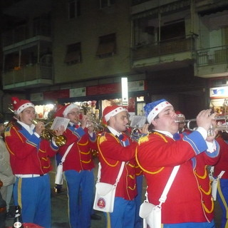 Sanremo: oggi la banda 'Canta e Sciuscia' ha allietato commercianti e clienti Sanremo: oggi la banda 'Canta e Sciuscia' ha allietato commercianti e clienti