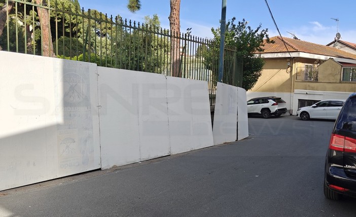 Sanremo: i tabelloni per i manifesti elettorali 'oscurano' la scuola di via Panizzi, insorgono i genitori (Foto)