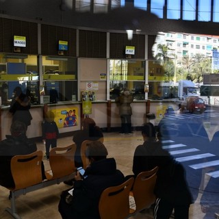 Sanremo: pensione e tasse, code lunghissime agli uffici postali con le lamentele degli utenti (Foto)