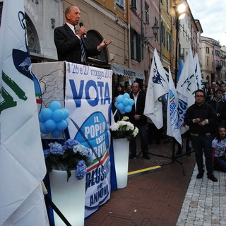 Imperia: 700 persone alla chiusura della campagna elettorale del Pdl per Erminio Annoni (foto e video) Imperia: 700 persone alla chiusura della campagna elettorale del Pdl per Erminio Annoni (foto e video)