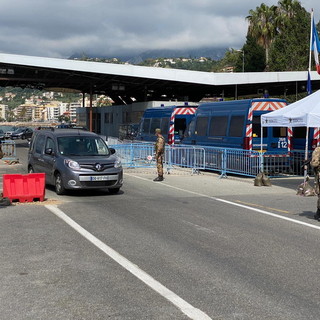 Auto francesi bloccate al confine: facciamo chiarezza sulle norme in vigore, da domani si passa all’autocertificazione Auto francesi bloccate al confine: facciamo chiarezza sulle norme in vigore, da domani si passa all’autocertificazione
