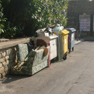 Taggia: il 3 ottobre scatta il 'porta a porta' ma intanto ci sono sempre gli incivili e le discariche abusive Taggia: il 3 ottobre scatta il 'porta a porta' ma intanto ci sono sempre gli incivili e le discariche abusive