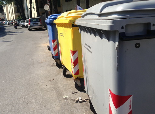 Sanremo: nuovamente strappati via gli adesivi di riconoscimento della raccolta differenziata Sanremo: nuovamente strappati via gli adesivi di riconoscimento della raccolta differenziata