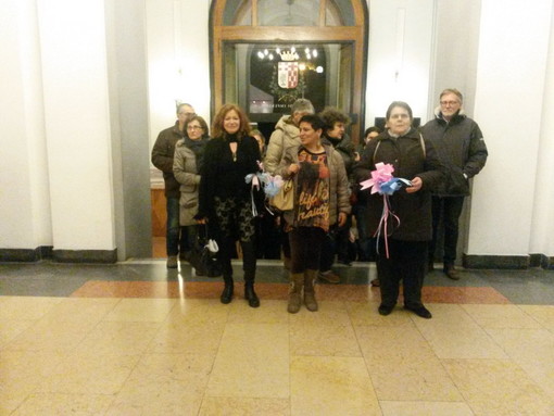 Imperia: è iniziato il Consiglio Comunale contro la chiusura di ostetricia e pediatria. La Sala Consiglio "invasa" dai cittadini