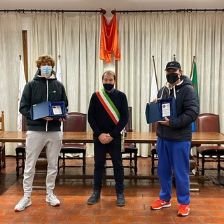 Dolceacqua: l'Amministrazione comunale ha consegnato ieri due targhe a Jannik Sinner e Riccardo Piatti (Foto)