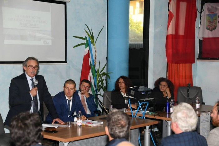 Vallecrosia: con Cgil, Cisl, Uil ed il Comune oggi il convegno su 'Lavorare in rete: lo sviluppo per il futuro del territorio" (Foto e Video)