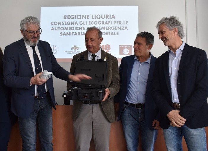 La cerimonia di consegna degli ecografi