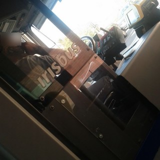 Autista della Riviera Trasporti al cellulare mentre guida: ecco la risposta dell'azienda Autista della Riviera Trasporti al cellulare mentre guida: ecco la risposta dell'azienda