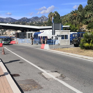 Coronavirus: anche oggi a Sanremo tanti francesi, mentre crescono i contagiati in troppi superano il confine Coronavirus: anche oggi a Sanremo tanti francesi, mentre crescono i contagiati in troppi superano il confine