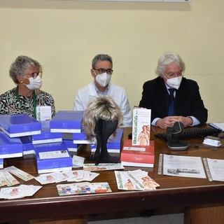 Sanremo: dieci parrucche dall'associazione 'Non siamo soli' per il reparto oncologico dell'ospedale 'Borea' (Foto e Video) Sanremo: dieci parrucche dall'associazione 'Non siamo soli' per il reparto oncologico dell'ospedale 'Borea' (Foto e Video)
