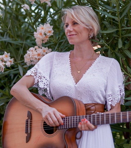 La cantautrice di Lingueglietta Chiara Ragnini vince il 'Premio Internazionale Stellina' di Viareggio