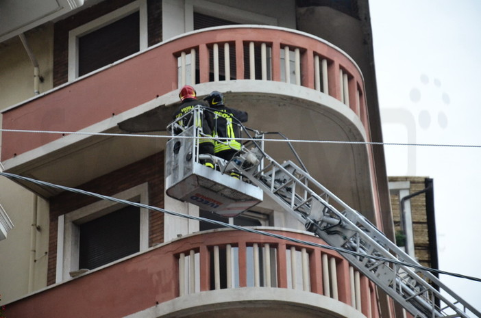 Sanremo: cadono alcuni cornicioni in via Fratti, intervento di Vigili del Fuoco e Carabinieri Sanremo: cadono alcuni cornicioni in via Fratti, intervento di Vigili del Fuoco e Carabinieri