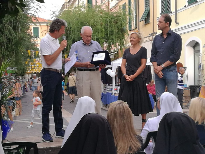 Diano Marina: con una cerimonia in centro il Lions Club ha ricevuto la targa in memoria di Roberto Viale (Foto)