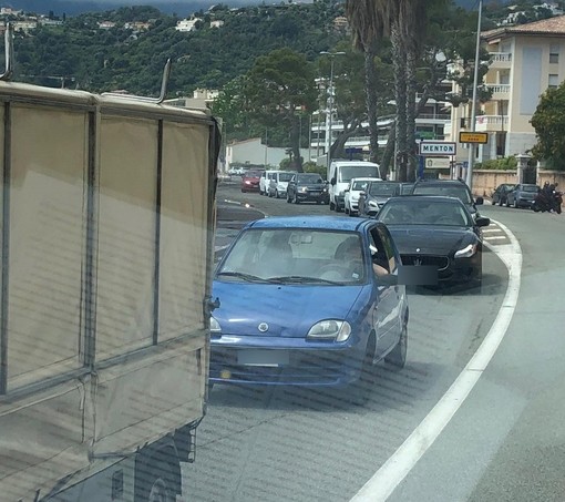 Code interminabili anche al rientro dalla Francia per i lavoratori frontalieri al confine di Ponte San Ludovico (Foto)
