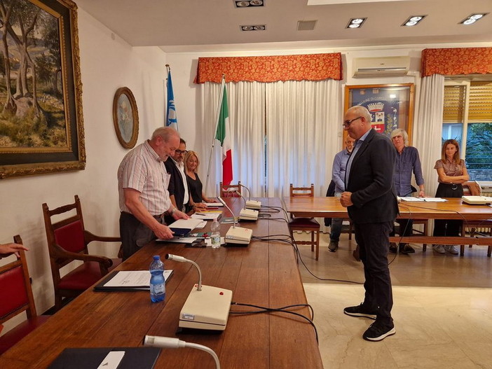 Ospedaletti: consegnate in Consiglio le 'Pergamene' a Pier Franco Rivano e alla confetteria 'Capriccio' Ospedaletti: consegnate in Consiglio le 'Pergamene' a Pier Franco Rivano e alla confetteria 'Capriccio'