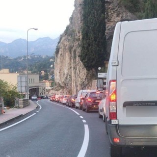 Controlli ai confini: oggi preso d'assalto Ponte San Luigi con code che sono arrivate fino a un'ora (Foto) Controlli ai confini: oggi preso d'assalto Ponte San Luigi con code che sono arrivate fino a un'ora (Foto)
