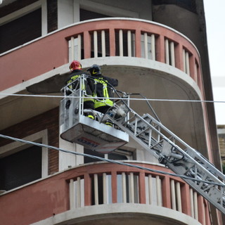 Sanremo: cadono alcuni cornicioni in via Fratti, intervento di Vigili del Fuoco e Carabinieri