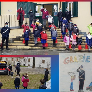 Triora: i Carabinieri consegnano i doni di Natale agli alunni della Scuola Primaria 'P.F. Ferraironi' (Foto) Triora: i Carabinieri consegnano i doni di Natale agli alunni della Scuola Primaria 'P.F. Ferraironi' (Foto)