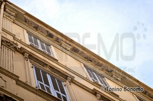 Sanremo: si staccano i calcinacci da un cornicione di via Matteotti, intervento dei Vigili del Fuoco e dei VVUU Sanremo: si staccano i calcinacci da un cornicione di via Matteotti, intervento dei Vigili del Fuoco e dei VVUU