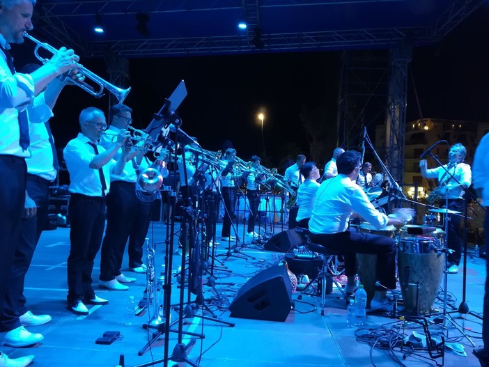 Sanremo, un Natale speciale che parla di musica in un'atmosfera suggestiva e divertente Sanremo, un Natale speciale che parla di musica in un'atmosfera suggestiva e divertente