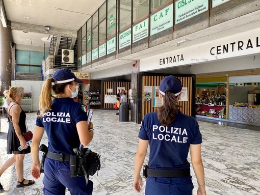 Sanremo: proseguono i controlli della Municipale per mascherine e green pass, oggi si è svolto al Mercato Annonario