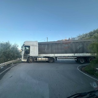 Tir incastrato nei tornanti dei ‘Turnichetti’ tra Coldirodi e Capo Nero: strada bloccata, autista irreperibile (Foto)