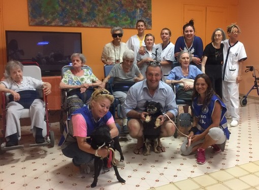Sanremo: due amici a quattro zampe per gli ospiti della casa di riposo “Borea &amp; Massa” (Foto)