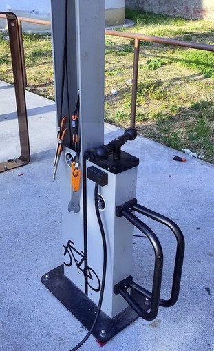 Ventimiglia: danneggiata l'area di manutenzione bici all'ex Campasso, la Fiab scrive al sindaco (Foto) Ventimiglia: danneggiata l'area di manutenzione bici all'ex Campasso, la Fiab scrive al sindaco (Foto)