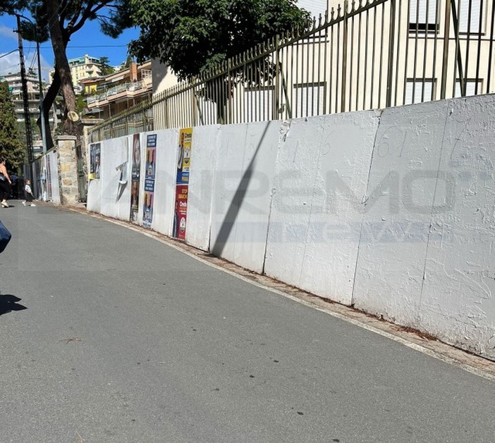 Sanremo: manifesti elettorali 'invadenti' davanti alla scuola 'Asquasciati', la protesta dei genitori (Foto) Sanremo: manifesti elettorali 'invadenti' davanti alla scuola 'Asquasciati', la protesta dei genitori (Foto)