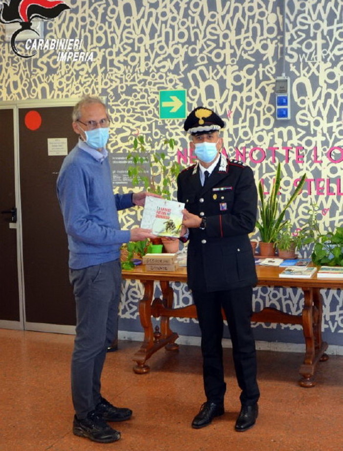 Imperia: i militari del Comando Provinciale consegnano al 'Viesseux' il libro ‘La Grande Guerra dei Carabinieri’ (Foto)