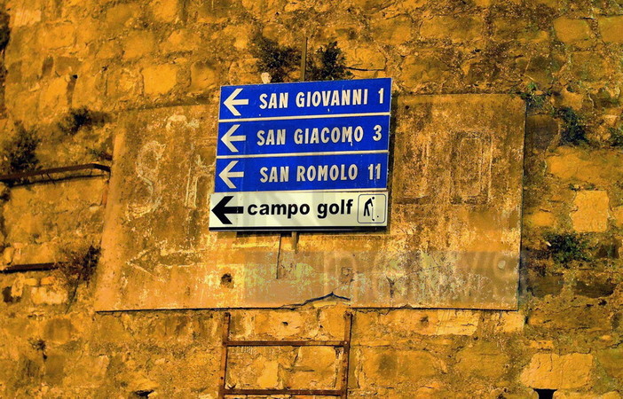 Sanremo: nuova segnaletica verticale applicata su un cartello vecchio di anni alla Madonna della Costa