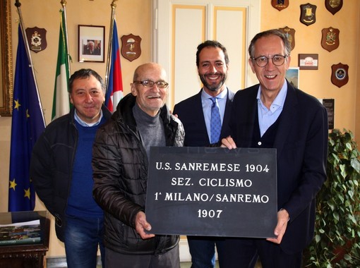 La consegna della targa in Comune