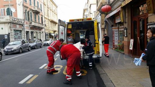 Sanremo: cade in casa ma riesce a dare l'allarme, soccorsa dai volontari della Croce Rossa