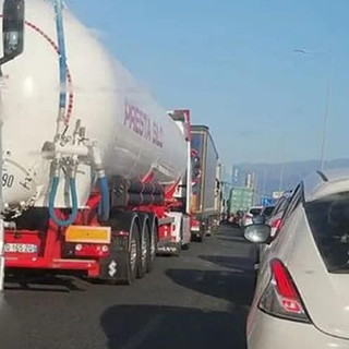 Code sull'autostrada: problemi per i turisti e i trasporti, una nostra lettrice "Situazione intollerabile"