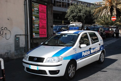 Sanremo: trovato venditore abusivo ed irregolare, la Municipale lo arresta