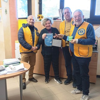 Vallecrosia: i Lions Capo Nero Host hanno consegnato 500 euro in buoni spesa per le famiglie bisognose Vallecrosia: i Lions Capo Nero Host hanno consegnato 500 euro in buoni spesa per le famiglie bisognose
