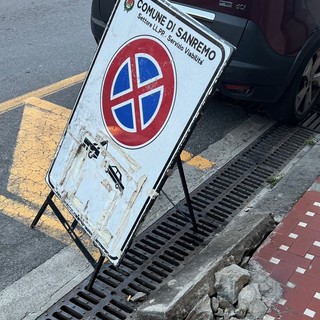Sanremo: cartello abbattuto e marciapiede divelto in via della Repubblica, segnalazione di un lettore (Foto) Sanremo: cartello abbattuto e marciapiede divelto in via della Repubblica, segnalazione di un lettore (Foto)
