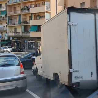 Sanremo: parcheggio selvaggio in strada Borgo Tinasso, un lettore a Ventimiglia &quot;Le sembra normale giustificare una grave infrazione?&quot;