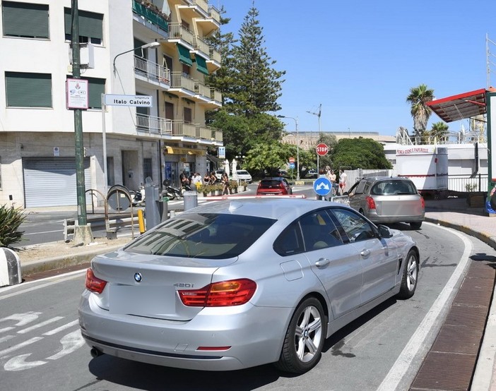 Una delle code all'uscita del parcheggio Una delle code all'uscita del parcheggio