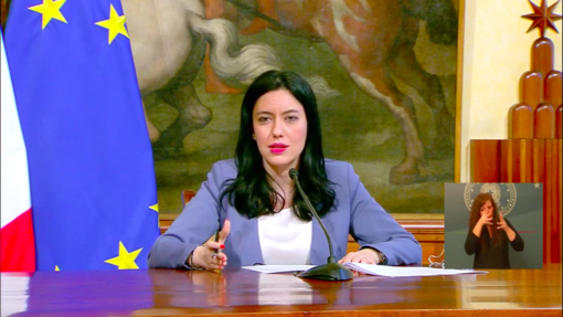 Scuola, il Ministro Azzolina conferma il rientro il 14 settembre, il Cts si riunisce il 19: al vaglio l'utilizzo delle mascherine Scuola, il Ministro Azzolina conferma il rientro il 14 settembre, il Cts si riunisce il 19: al vaglio l'utilizzo delle mascherine