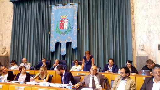 Imperia: la maggioranza ha provato a far passare una pratica che avrebbe tolto all'opposizione i posti nelle partecipate. L'ira di Saluzzo "Il Comune non è un'azienda privata... Per ora" Imperia: la maggioranza ha provato a far passare una pratica che avrebbe tolto all'opposizione i posti nelle partecipate. L'ira di Saluzzo "Il Comune non è un'azienda privata... Per ora"