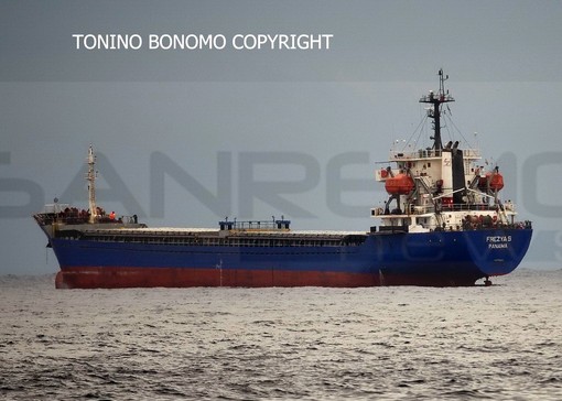 Sanremo: cargo di fronte al porto matuziano, in molti si interrogano ma è una sosta normale