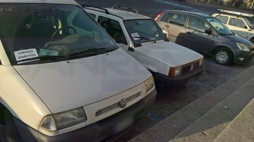 Imperia: serie di volantini questa mattina sulle auto di fronte al Comune con la scritta 'Capacci dimettiti' (Foto)