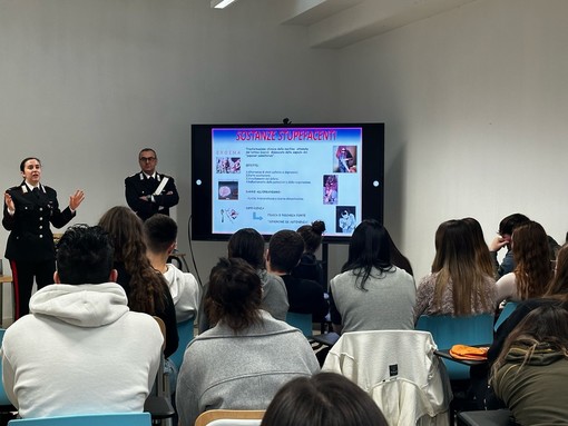 I Carabinieri di Sanremo in visita alle classi dell’Istituto Comprensivo Ruffini Aicardi per la cultura della legalità I Carabinieri di Sanremo in visita alle classi dell’Istituto Comprensivo Ruffini Aicardi per la cultura della legalità