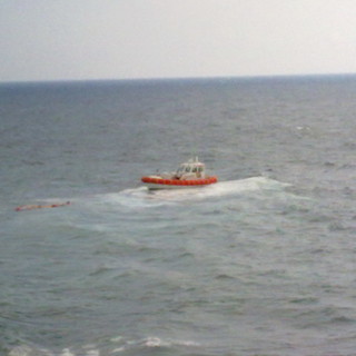 Imperia: soccorso della Guardia Costiera ad un surfista in difficoltà, ma era già rientrato a nuoto