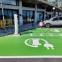 Auto elettriche, a Sanremo la ricarica veloce resta un nodo: “Per fare il pieno servono ancora ore”