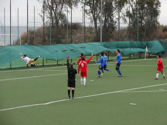 Calcio: le più belle foto del derby di ieri in Terza Categoria, tra Sanremese e Virtus Sanremo