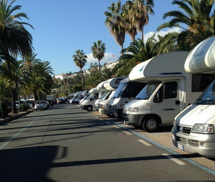Sanremo: anche durante il Festival lungomare Calvino invaso dai camper, a quando un'area dedicata? Sanremo: anche durante il Festival lungomare Calvino invaso dai camper, a quando un'area dedicata?